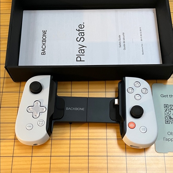 Backbone Mobile Gaming Controller - Picture 3 of 4